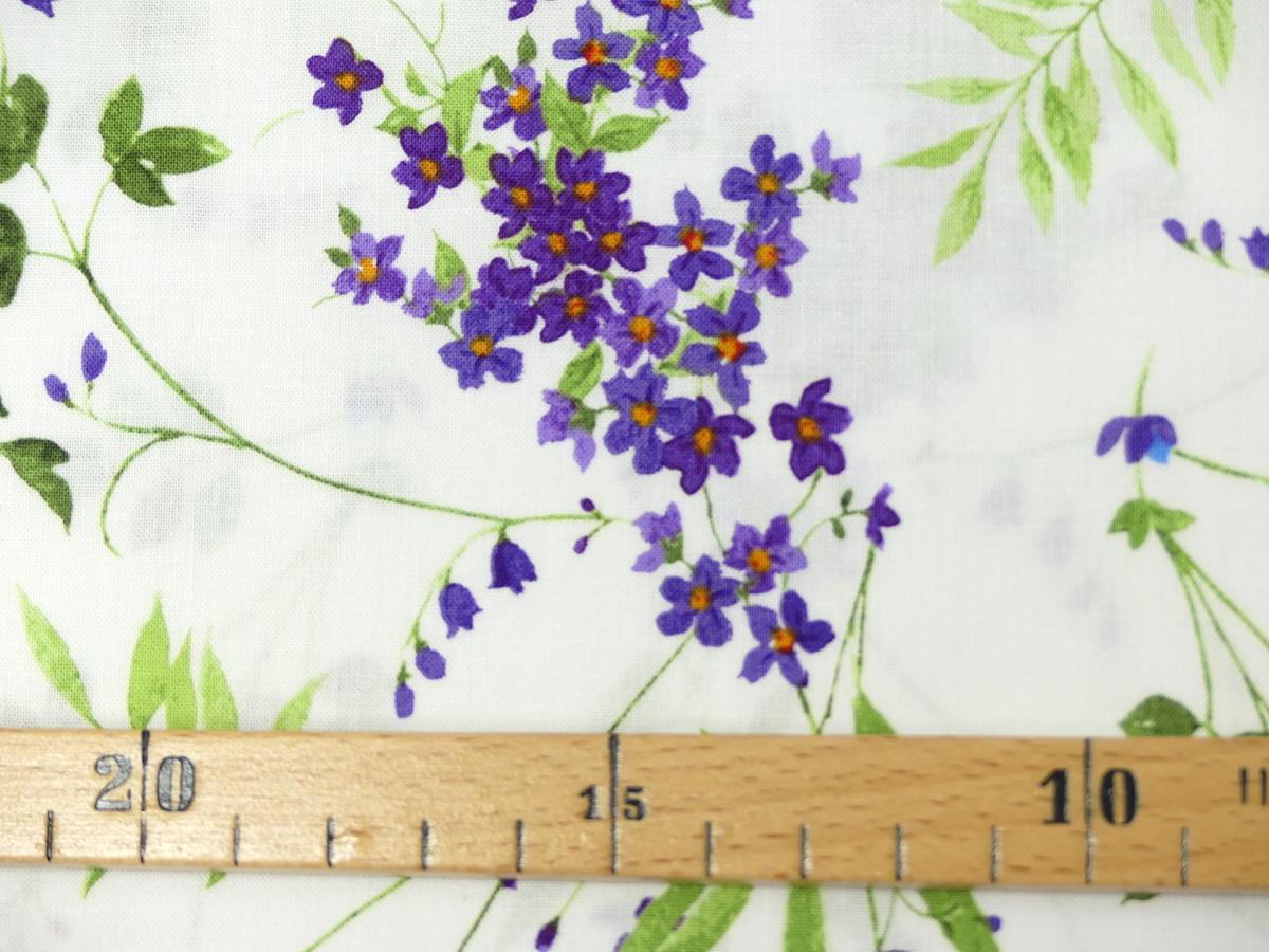 Patchworkstoff Clothworks aus der Serie Flowershop weiß lila Blüten mit Maß